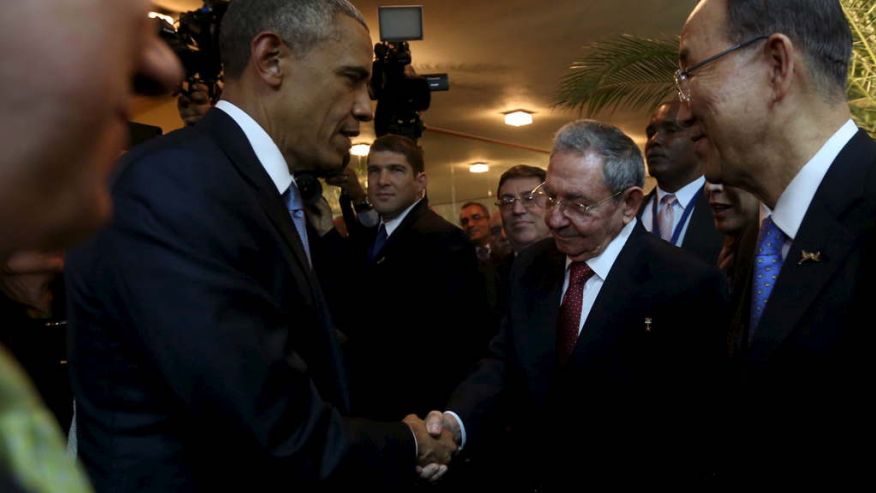 Obama-Castro handshake 660